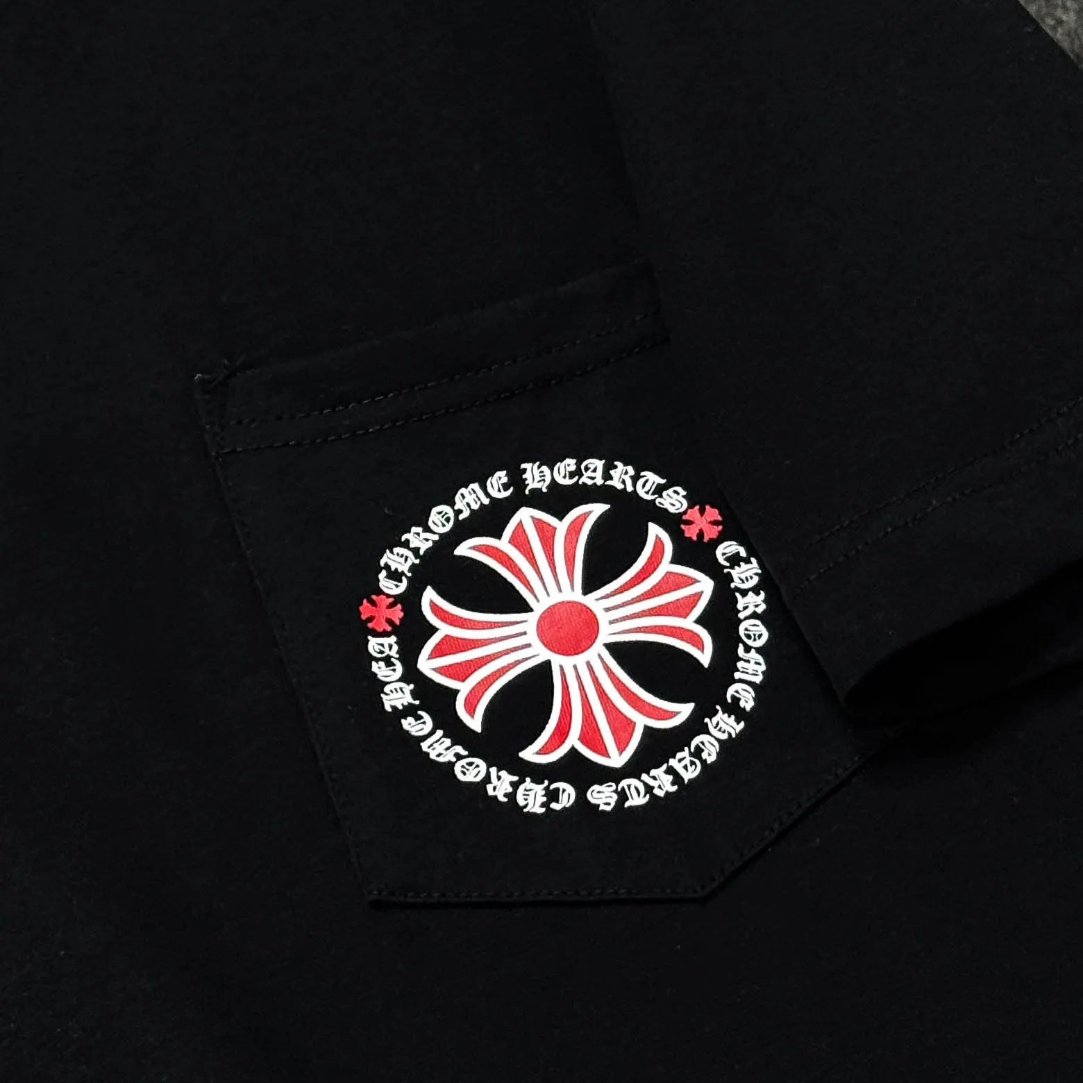 P170 Chrome Hearts 25 high-end versions. The fabric is made of 300 grams of high-density pure cotton. It does not deform or shrink. It has three labels. It is the same style for men and women. Technology: suede foaming + digital printing. Color: white, black. SIZE: S-XL.